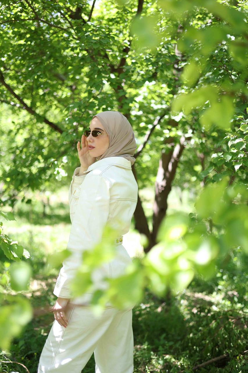 Alma Denim Jeans in Soft White - Image 3