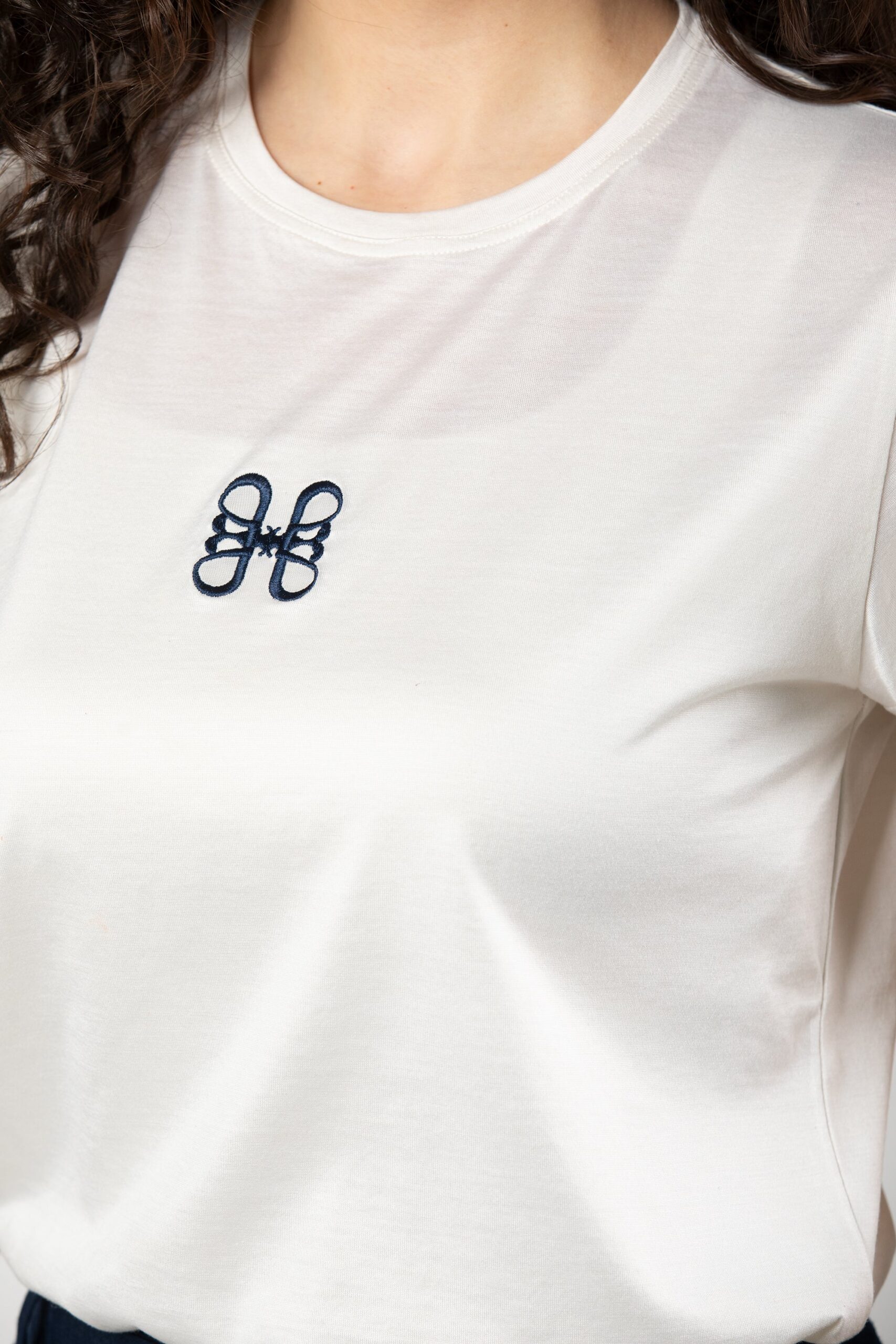 H logo t-shirt with navy blue embroidery - Image 3