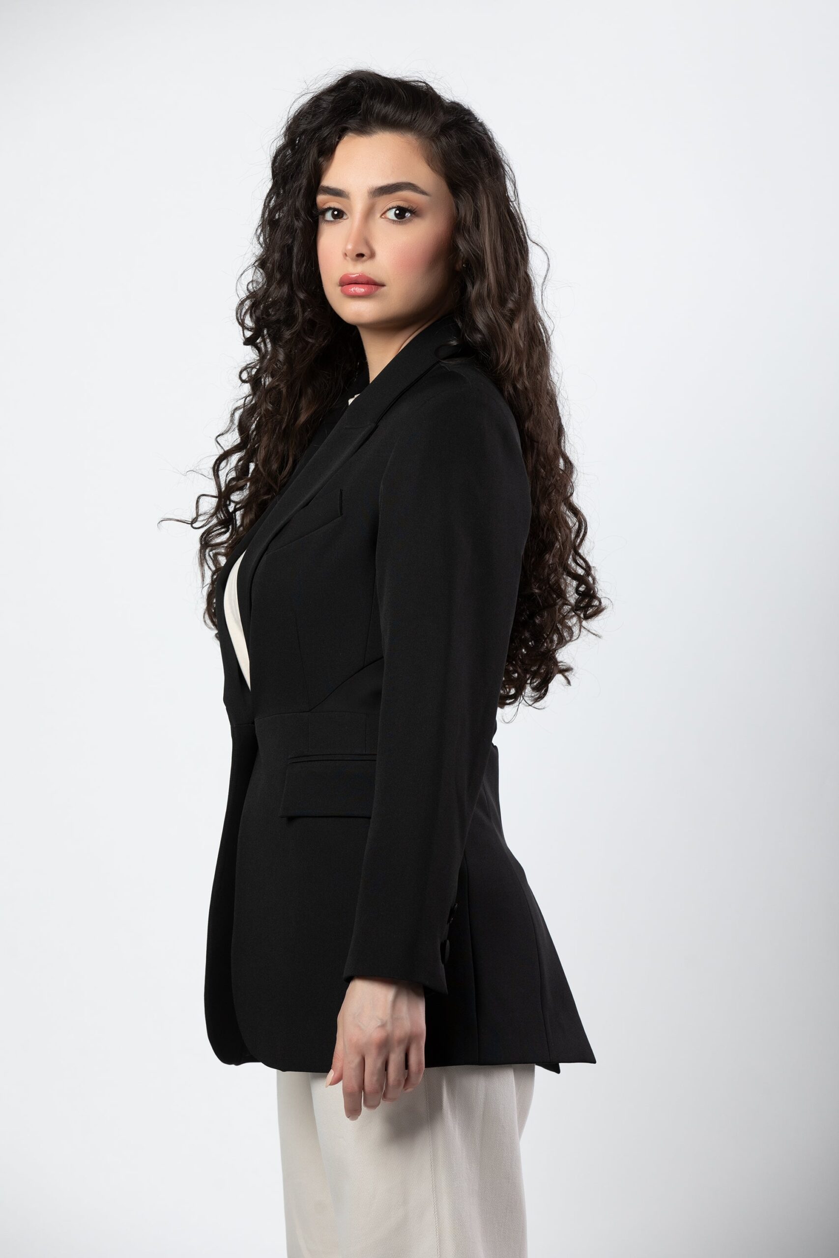 Aleen fitted blazer in black - Image 5