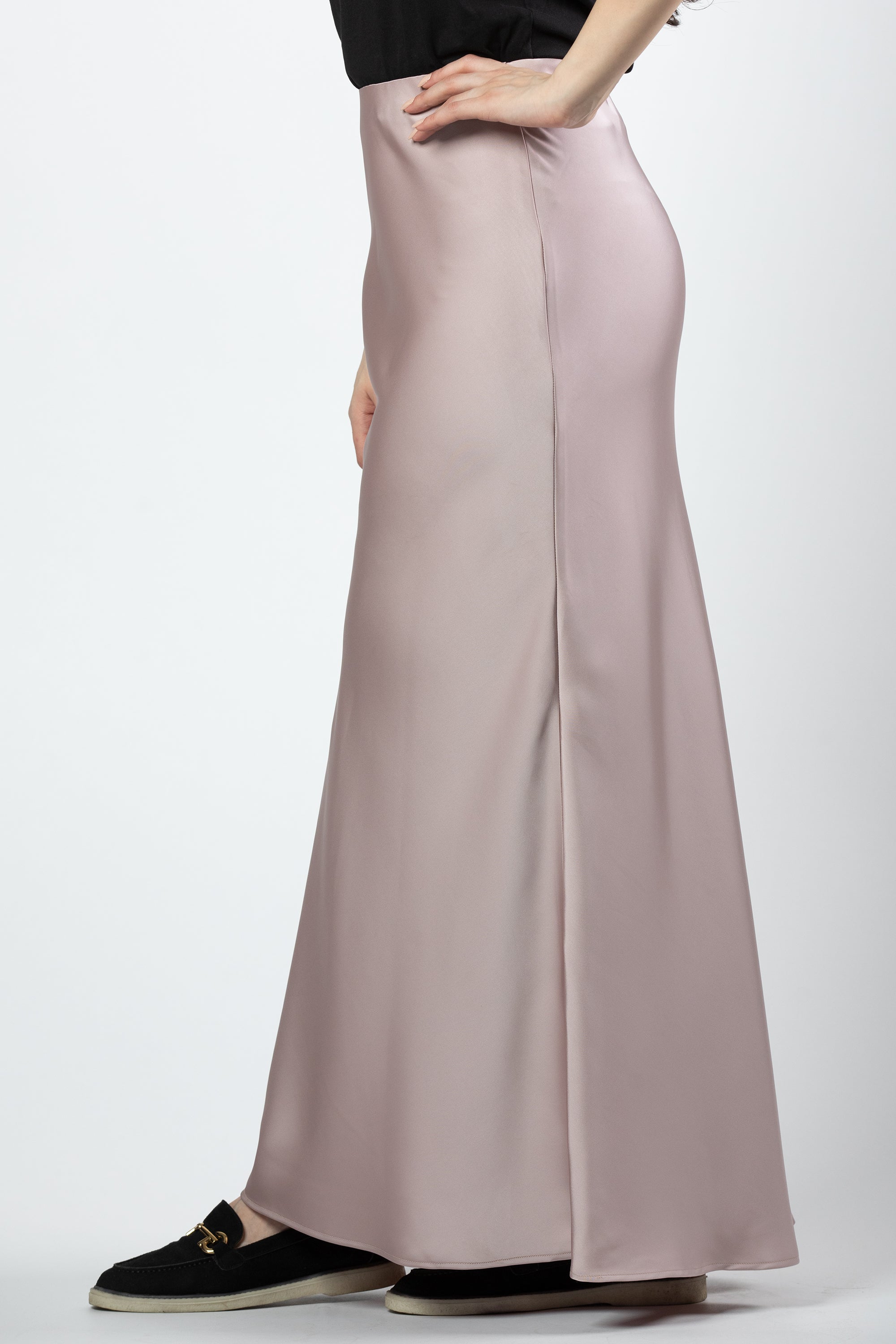 Aseel satin maxi skirt in dusty pink - Image 2