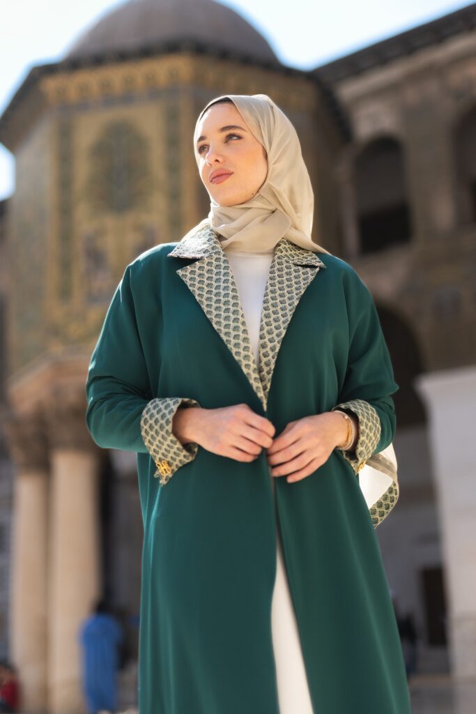 Yasmina Abaya in zumrud green
