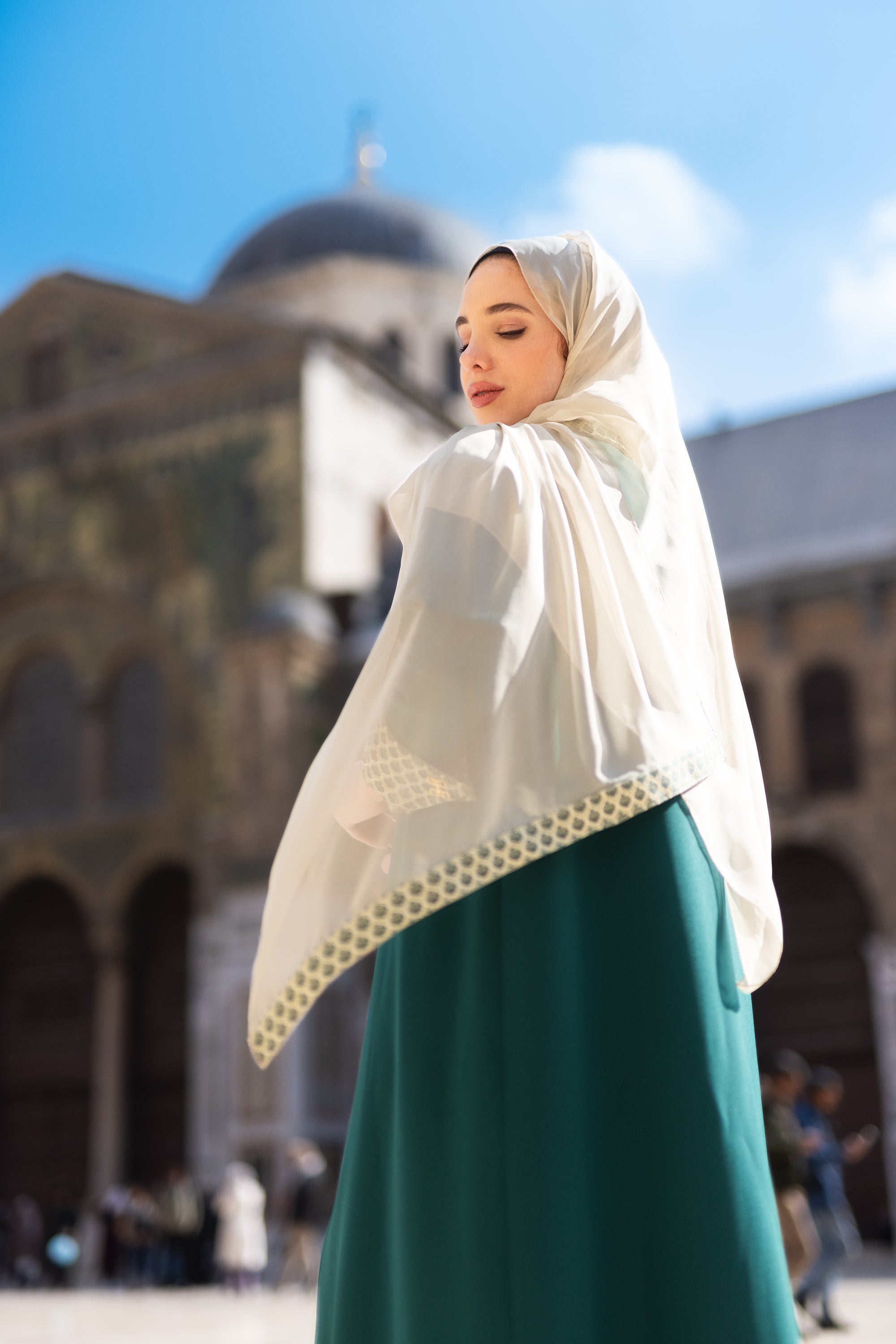 Yasmina Abaya in zumrud green - Image 3
